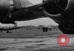 Standbild C-54 Skymaster Berlin Deutschland, 1948, aus Sekunde 27 historischem Filmmaterial Videoclip 65675043214
