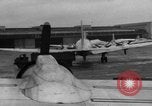 Standbild C-54 Skymaster Berlin Deutschland, 1948, aus Sekunde 32 historischem Filmmaterial Videoclip 65675043214