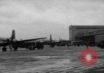 Standbild C-54 Skymaster Berlin Deutschland, 1948, aus Sekunde 40 historischem Filmmaterial Videoclip 65675043214