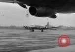 Standbild C-54 Skymaster Berlin Deutschland, 1948, aus Sekunde 54 historischem Filmmaterial Videoclip 65675043214