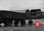 Standbild Mitarbeiter entladen waren Berlin Deutschland, 1948, aus Sekunde 1 historischem Filmmaterial Videoclip 65675043215