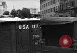 Standbild Mitarbeiter entladen waren Berlin Deutschland, 1948, aus Sekunde 15 historischem Filmmaterial Videoclip 65675043215