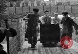 Standbild Mitarbeiter entladen waren Berlin Deutschland, 1948, aus Sekunde 29 historischem Filmmaterial Videoclip 65675043215