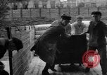 Standbild Mitarbeiter entladen waren Berlin Deutschland, 1948, aus Sekunde 30 historischem Filmmaterial Videoclip 65675043215