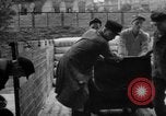 Standbild Mitarbeiter entladen waren Berlin Deutschland, 1948, aus Sekunde 31 historischem Filmmaterial Videoclip 65675043215