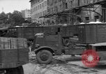 Standbild Mitarbeiter entladen waren Berlin Deutschland, 1948, aus Sekunde 32 historischem Filmmaterial Videoclip 65675043215