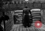 Standbild Mitarbeiter entladen waren Berlin Deutschland, 1948, aus Sekunde 37 historischem Filmmaterial Videoclip 65675043215