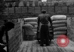 Standbild Mitarbeiter entladen waren Berlin Deutschland, 1948, aus Sekunde 38 historischem Filmmaterial Videoclip 65675043215