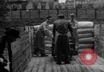 Standbild Mitarbeiter entladen waren Berlin Deutschland, 1948, aus Sekunde 39 historischem Filmmaterial Videoclip 65675043215