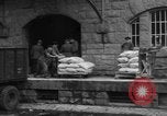 Standbild Mitarbeiter entladen waren Berlin Deutschland, 1948, aus Sekunde 40 historischem Filmmaterial Videoclip 65675043215