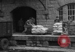 Standbild Mitarbeiter entladen waren Berlin Deutschland, 1948, aus Sekunde 41 historischem Filmmaterial Videoclip 65675043215