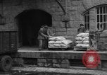 Standbild Mitarbeiter entladen waren Berlin Deutschland, 1948, aus Sekunde 42 historischem Filmmaterial Videoclip 65675043215