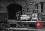Standbild Mitarbeiter entladen waren Berlin Deutschland, 1948, aus Sekunde 43 historischem Filmmaterial Videoclip 65675043215