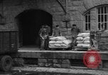 Standbild Mitarbeiter entladen waren Berlin Deutschland, 1948, aus Sekunde 44 historischem Filmmaterial Videoclip 65675043215