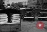 Standbild Mitarbeiter entladen waren Berlin Deutschland, 1948, aus Sekunde 47 historischem Filmmaterial Videoclip 65675043215