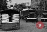 Standbild Mitarbeiter entladen waren Berlin Deutschland, 1948, aus Sekunde 48 historischem Filmmaterial Videoclip 65675043215
