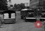 Standbild Mitarbeiter entladen waren Berlin Deutschland, 1948, aus Sekunde 51 historischem Filmmaterial Videoclip 65675043215