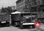 Standbild Mitarbeiter entladen waren Berlin Deutschland, 1948, aus Sekunde 10 historischem Filmmaterial Videoclip 65675043217