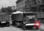 Standbild Mitarbeiter entladen waren Berlin Deutschland, 1948, aus Sekunde 11 historischem Filmmaterial Videoclip 65675043217