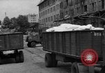 Standbild Mitarbeiter entladen waren Berlin Deutschland, 1948, aus Sekunde 15 historischem Filmmaterial Videoclip 65675043217