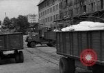 Standbild Mitarbeiter entladen waren Berlin Deutschland, 1948, aus Sekunde 17 historischem Filmmaterial Videoclip 65675043217