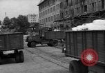 Standbild Mitarbeiter entladen waren Berlin Deutschland, 1948, aus Sekunde 18 historischem Filmmaterial Videoclip 65675043217