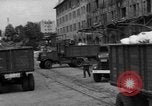 Standbild Mitarbeiter entladen waren Berlin Deutschland, 1948, aus Sekunde 19 historischem Filmmaterial Videoclip 65675043217