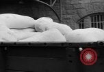 Standbild Mitarbeiter entladen waren Berlin Deutschland, 1948, aus Sekunde 22 historischem Filmmaterial Videoclip 65675043217