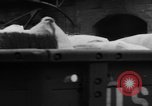 Standbild Mitarbeiter entladen waren Berlin Deutschland, 1948, aus Sekunde 30 historischem Filmmaterial Videoclip 65675043217