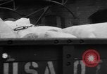 Standbild Mitarbeiter entladen waren Berlin Deutschland, 1948, aus Sekunde 31 historischem Filmmaterial Videoclip 65675043217