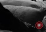 Standbild Mitarbeiter entladen waren Berlin Deutschland, 1948, aus Sekunde 45 historischem Filmmaterial Videoclip 65675043217