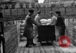 Standbild Mitarbeiter entladen waren Berlin Deutschland, 1948, aus Sekunde 49 historischem Filmmaterial Videoclip 65675043217