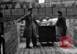 Standbild Mitarbeiter entladen waren Berlin Deutschland, 1948, aus Sekunde 50 historischem Filmmaterial Videoclip 65675043217