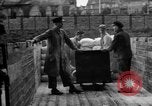 Standbild Mitarbeiter entladen waren Berlin Deutschland, 1948, aus Sekunde 51 historischem Filmmaterial Videoclip 65675043217