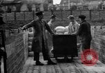 Standbild Mitarbeiter entladen waren Berlin Deutschland, 1948, aus Sekunde 52 historischem Filmmaterial Videoclip 65675043217