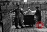 Standbild Mitarbeiter entladen waren Berlin Deutschland, 1948, aus Sekunde 53 historischem Filmmaterial Videoclip 65675043217