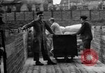 Standbild Mitarbeiter entladen waren Berlin Deutschland, 1948, aus Sekunde 54 historischem Filmmaterial Videoclip 65675043217