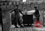 Standbild Mitarbeiter entladen waren Berlin Deutschland, 1948, aus Sekunde 55 historischem Filmmaterial Videoclip 65675043217