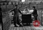 Standbild Mitarbeiter entladen waren Berlin Deutschland, 1948, aus Sekunde 56 historischem Filmmaterial Videoclip 65675043217