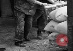 Standbild Mitarbeiter entladen waren Berlin Deutschland, 1948, aus Sekunde 61 historischem Filmmaterial Videoclip 65675043217