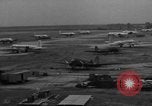 Immagine di C-54 Skymaster Berlino Germania, 1948, secondo 8 filmato di repertorio 65675043221