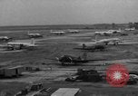 Immagine di C-54 Skymaster Berlino Germania, 1948, secondo 10 filmato di repertorio 65675043221