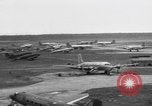 Immagine di C-54 Skymaster Berlino Germania, 1948, secondo 14 filmato di repertorio 65675043221