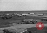 Immagine di C-54 Skymaster Berlino Germania, 1948, secondo 16 filmato di repertorio 65675043221