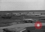 Immagine di C-54 Skymaster Berlino Germania, 1948, secondo 17 filmato di repertorio 65675043221