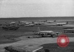 Immagine di C-54 Skymaster Berlino Germania, 1948, secondo 18 filmato di repertorio 65675043221