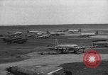 Immagine di C-54 Skymaster Berlino Germania, 1948, secondo 19 filmato di repertorio 65675043221