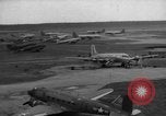 Immagine di C-54 Skymaster Berlino Germania, 1948, secondo 28 filmato di repertorio 65675043221