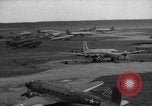 Immagine di C-54 Skymaster Berlino Germania, 1948, secondo 29 filmato di repertorio 65675043221