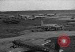 Immagine di C-54 Skymaster Berlino Germania, 1948, secondo 30 filmato di repertorio 65675043221